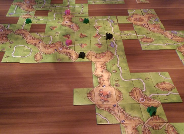 Auf dieser Wiese haben sich das Spiel über sogar 7 Bauern angesammelt. Durch geschicktes Anlegen ist das möglich. Warum so viele? Diese Wiese, wie sie dort zu sehen ist, bringt 15 Punkte, hätte aber auch sehr schnell viel mehr Punkte bringen können.